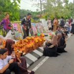 Boneka Unta Laris Manis Sambut Kedatangan Jemaah Haji Magetan, Omzet Tembus Jutaan Rupiah