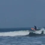 Serunya Surfing di Pantai Pancer Door, Ombak Stabil Cocok untuk Pemula
