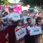 Pemkot Madiun Bagikan Seragam Sekolah Kepada 4.945 Siswa SD-SMP Negeri/Swasta