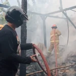 Gudang Barang Bekas Terbakar, Akses Sempit Hambat Pemadaman