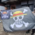 Petugas Amankan Bendera One Piece di Jalur Pendakian Gunung Lawu