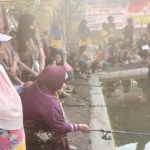 Emak-Emak Desa Darmorejo Perebutkan Kalung Emas di Lomba Mancing HUT RI ke-80