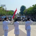Khidmatnya Pengendara di Kota Madiun Ikuti Detik-Detik Proklamasi Kemerdekaan ke-80 RI