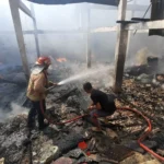 Gudang Plastik Terbakar Akibat Korsleting Listrik Saat Ditinggal Berlibur ke Sarangan