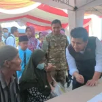 Pemprov Jatim Salurkan Bantuan Rp958 Juta, Emil Dardak Ingatkan Soal Penyalahgunaan Bansos