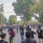 Demo di DPRD Kota Madiun Ricuh, Massa Rusak Pagar dan Polisi Semprotkan Water Cannon