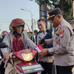 Bagikan Bendera Merah Putih, Kapolsek Wungu Ajak Warga Tingkatkan Rasa Nasionalis Jelang HUT ke-80 RI