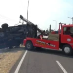 Hati-Hati ! Hindari Pemotor, Mobil Pick Up Terbalik di Persawahan