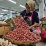 Harga Bawang Merah di Pasar Legi Naik Dua Kali Lipat