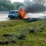 Mobil Pick Up Bermuatan Pipa PVC Hangus Terbakar di Tol Ngawi