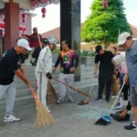 Kerja Bakti Bersihkan Kerusakan di Area Kantor DPRD Pasca Demo