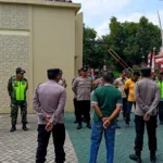 Linmas Turut Perkuat Pengamanan Mapolsek di Tengah Situasi Tak Kondusif