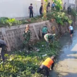 Kerja Bakti TNI Korem 081 Bersama Polri dan Warga, Fokus Bersihkan Sungai Maling