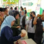 Ratusan Warga Serbu Pasar Murah, Khofifah : Upaya Kendalikan Inflasi