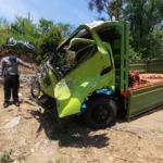 Truk Bermuatan Genteng Tabrak Ekskavator, Sopir Terjepit Kabin