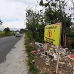 Sampah Berserakan di Tepi Jalan Magetan–Madiun, Papan Himbauan Hanya Pajangan