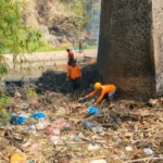 Puluhan Relawan Bersihkan Sampah dan Bambrongan Bambu Sungai Brangkal untuk Cegah Banjir 