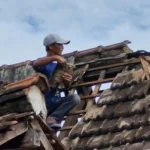 Atap Rumah Joglo Rusak Parah Akibat Angin Kencang dan Petir