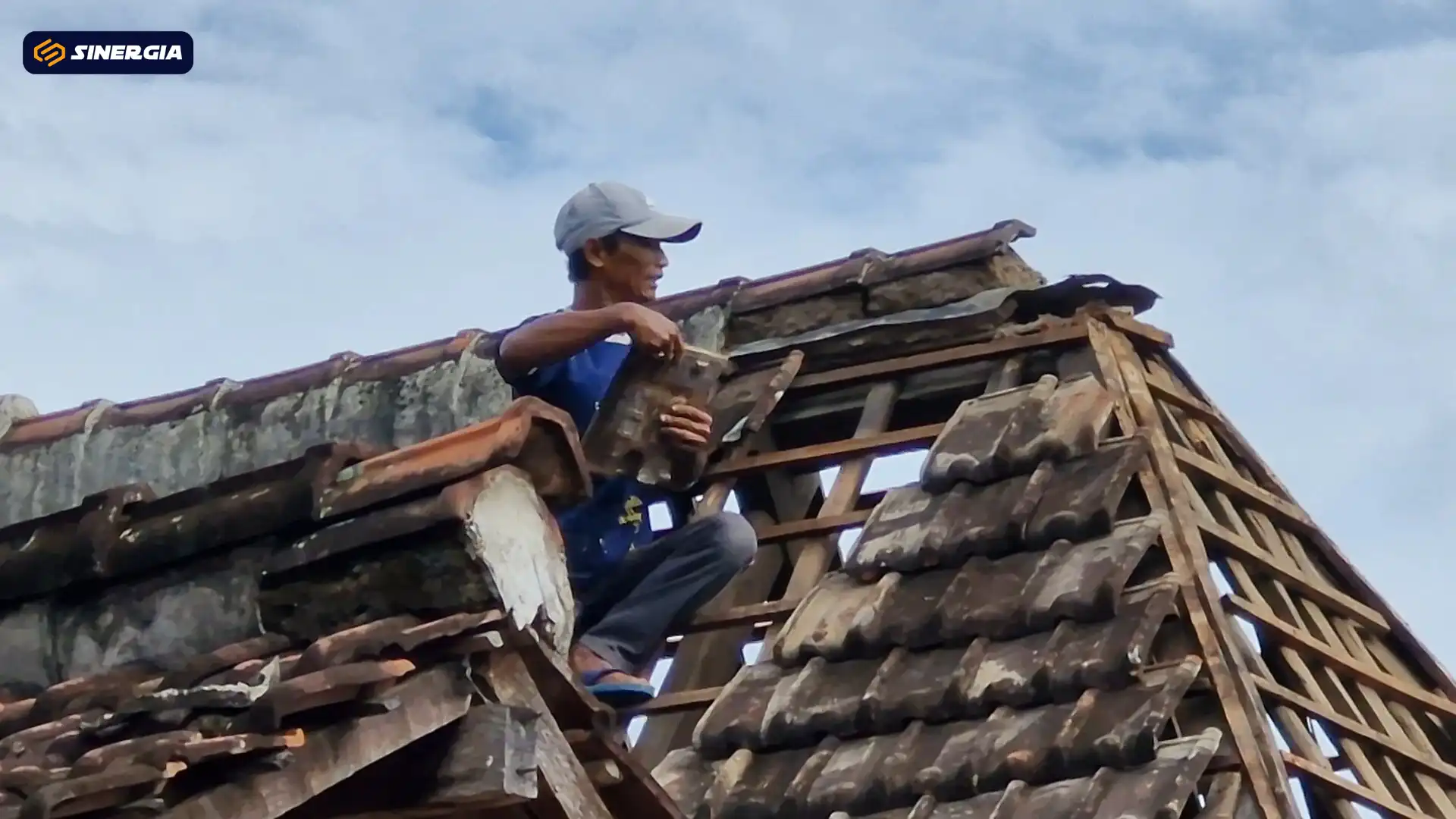 Atap Rumah Joglo Rusak Parah Akibat Angin Kencang dan Petir