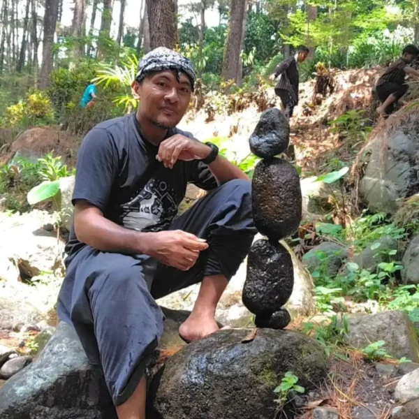 Rock Balancing, Meditasi Alam Menenangkan di Seloondo Ngawi