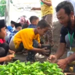Puluhan Anak-Anak Seru-seruan “Sinau Tani” dan Panen Semangka