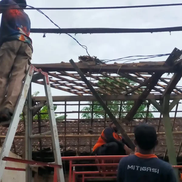 BPBD Kota Madiun Evakuasi Rumah Roboh dan Pohon Tumbang Pasca Hujan Angin