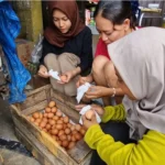 Pedagang Pasar Pulung Keluhkan Kenaikan Harga Telur Ayam 