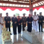 Gubernur Khofifah Ziarah ke Makam R.M.T. Ario Soerjo, Kenang Fondasi Ketangguhan Jawa Timur