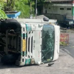 Muat 7 Ton Paku, Truk Terguling di Tanjakan Plaosan Diduga Ikuti Petunjuk Google Maps
