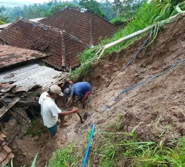 Tiga Titik Longsor Landa Wilayah Magetan, Rumah WargaRusak Tertimpa Material Tanah