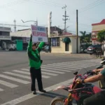 Ojol Madiun Galang Donasi untuk Palestina di Simpang Lima Tugu Pendekar