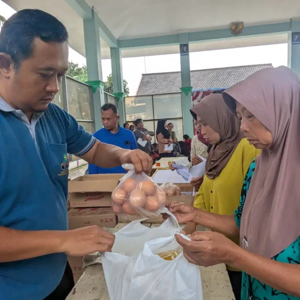 Harga Melonjak, Warga Kare Madiun Berburu Telur Murah di Pasar Murah