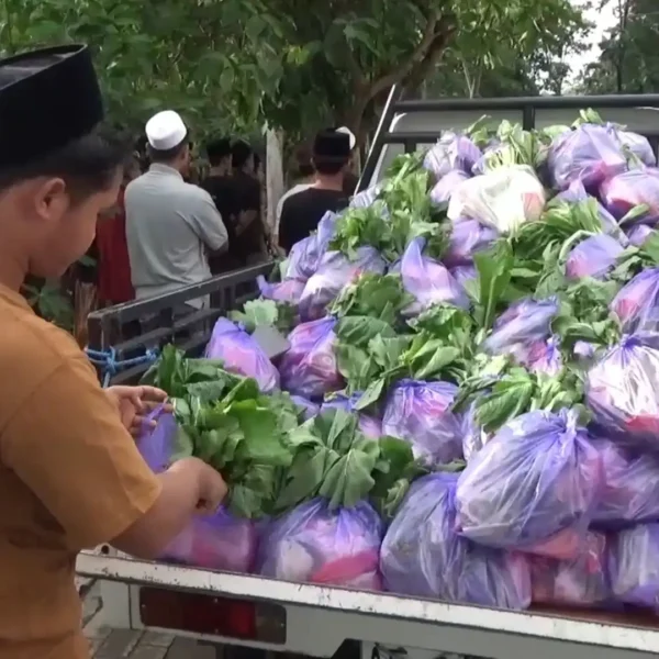 Unik, Santri di Ponorogo Gelar Jalan Santai Sambil Bagi-bagi Sayur dan Telur