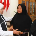 Gubernur Khofifah Serahkan Santunan untuk Keluarga Korban Longsor Trosono di Magetan