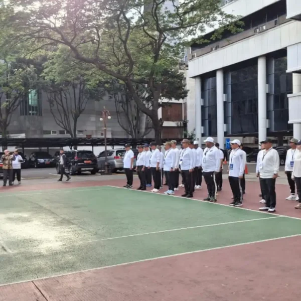 Duduk Di Tanah, Bupati Madiun Bersama 16 Bupati, 9 Walikota Se Indonesia Menjalani Lemhanas