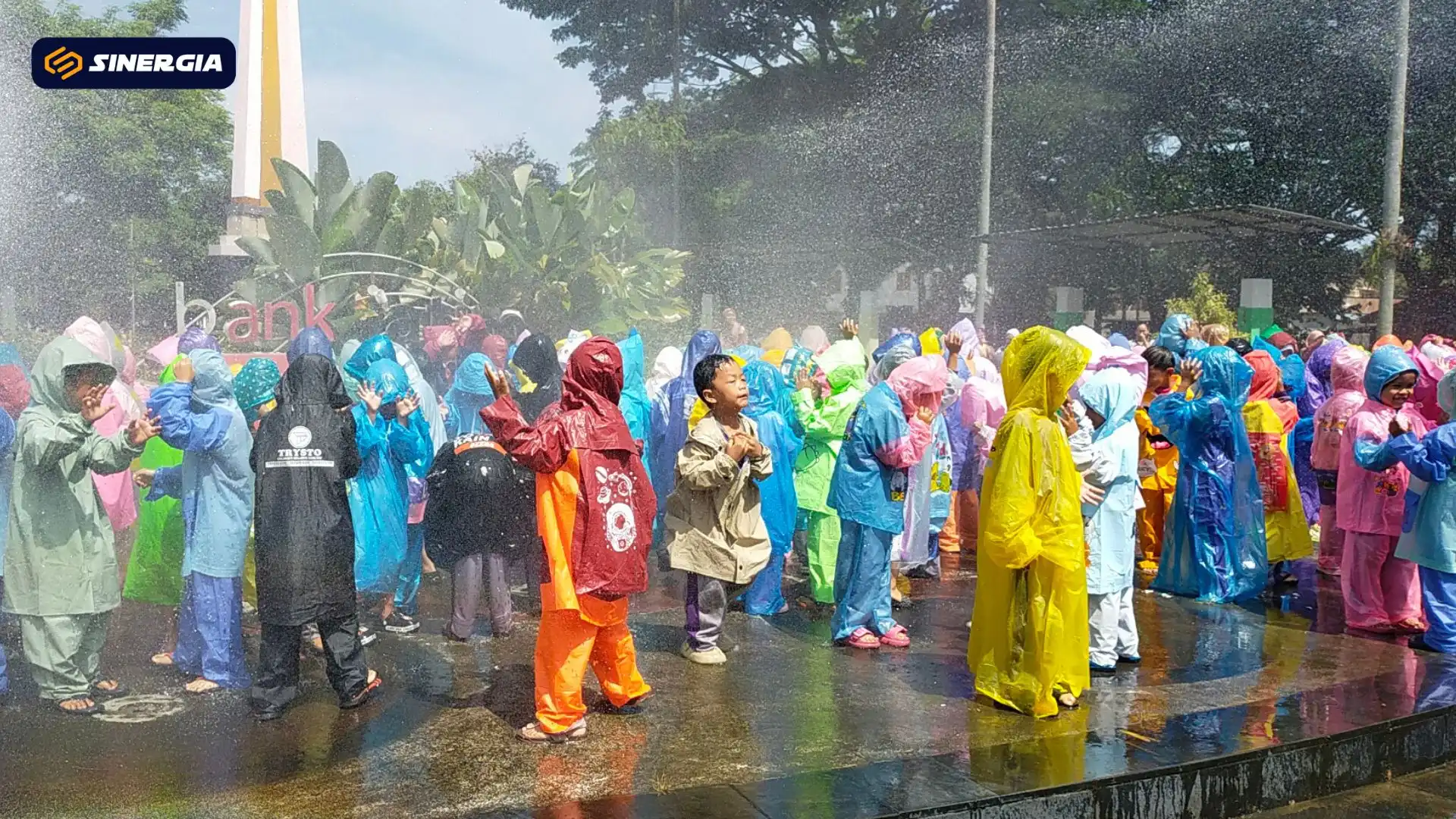 Menilik Keceriaan Outdoor Learning Anak-Anak Bersama Petugas Damkar Kota Madiun