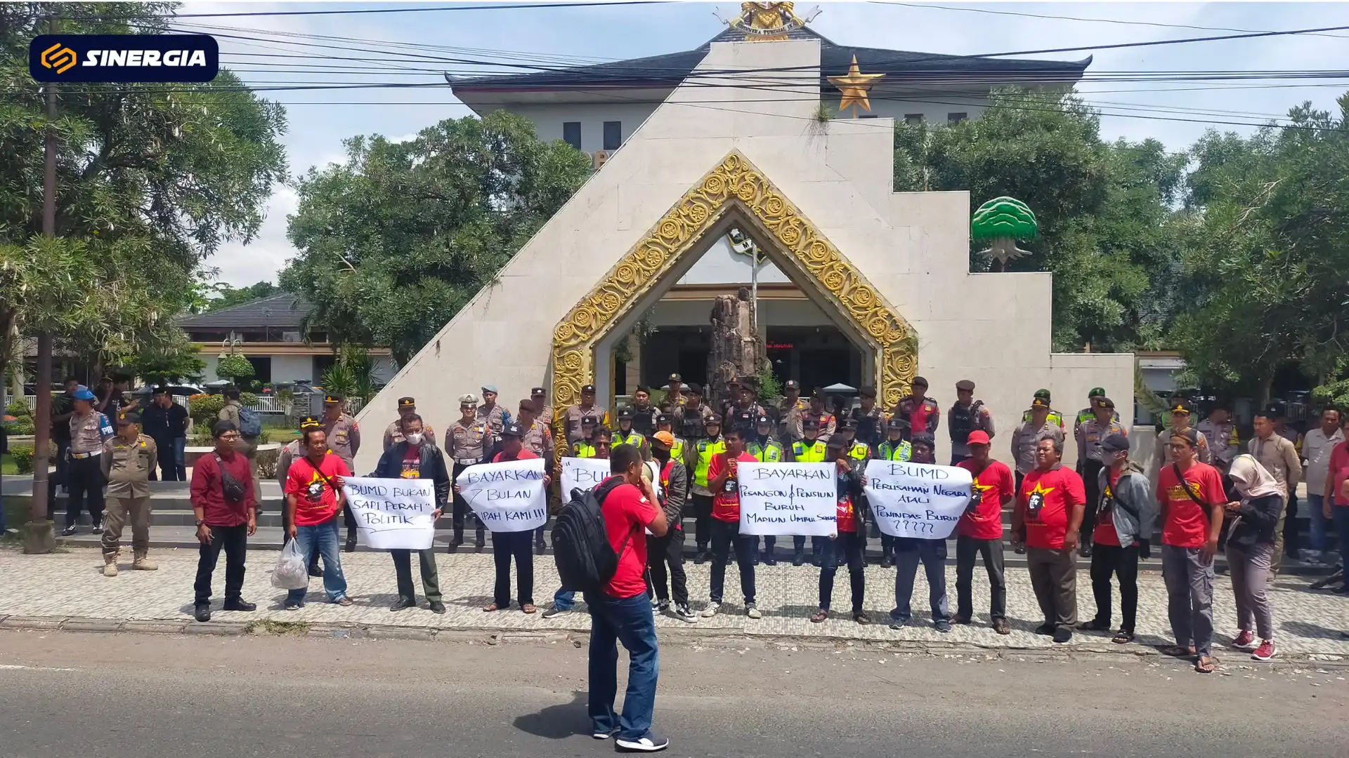 Karyawan Umbul Square dan Serikat Buruh Gelar Aksi di DPRD Madiun, Desak Pembayaran Tunggakan Gaji