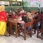 Meriah, SDN 03 Kanigoro Rayakan Hari Guru dengan Puisi dan Busana Adat Nusantara