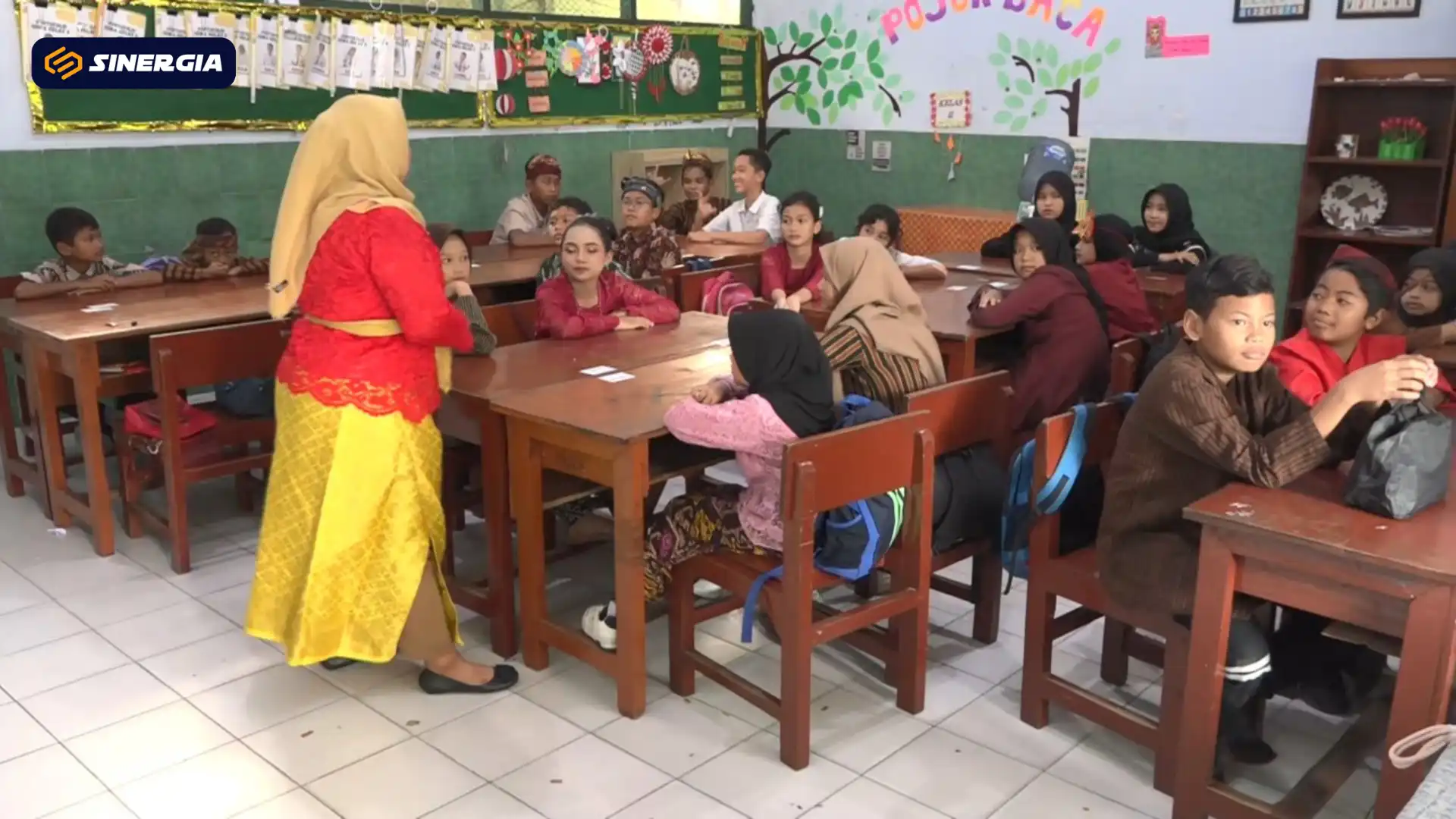 Meriah, SDN 03 Kanigoro Rayakan Hari Guru dengan Puisi dan Busana Adat Nusantara