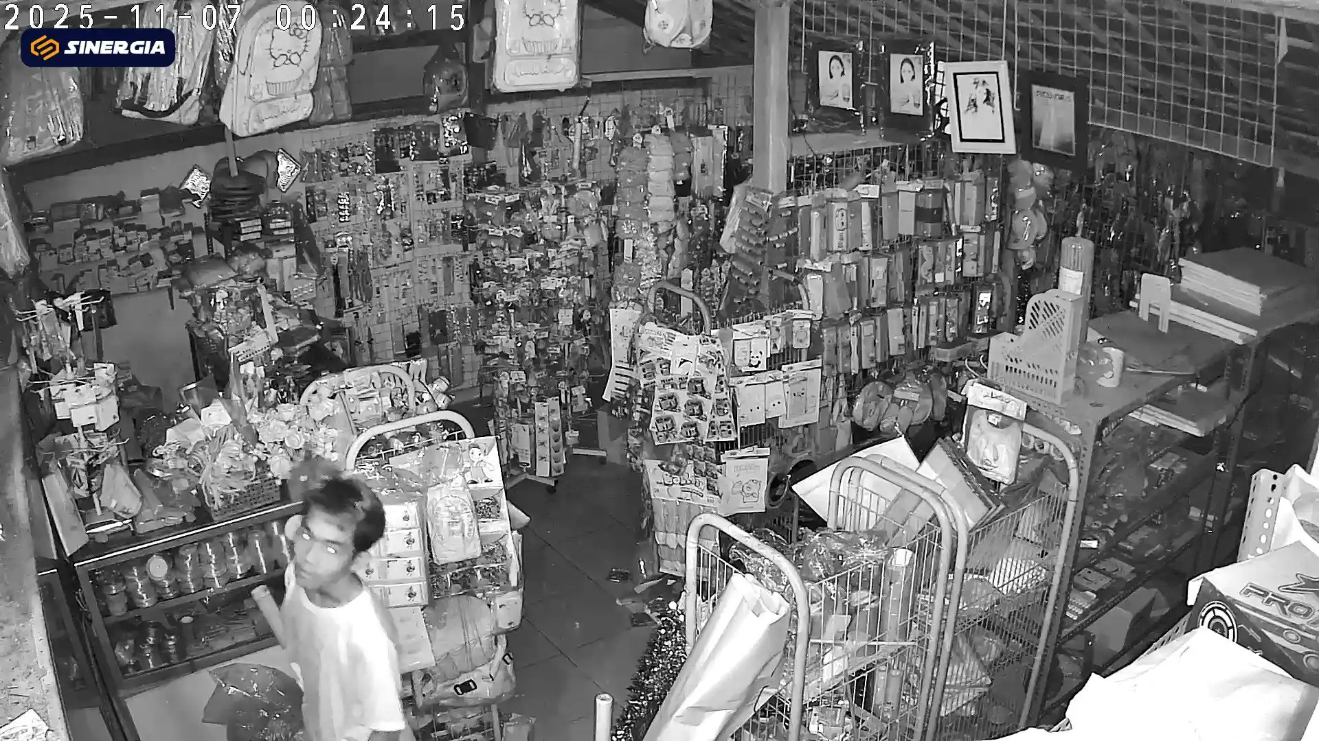 Toko Kelontong di Ngawi Dibobol Maling Terekam CCTV