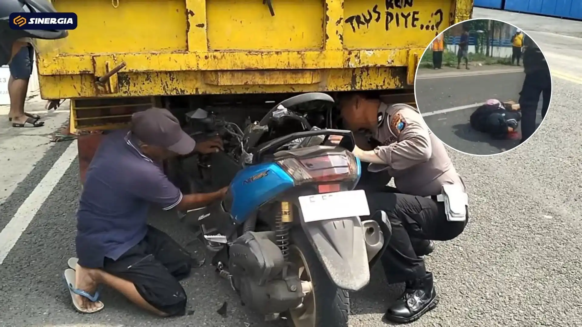 Diduga Kurang Konsentrasi, Pengendara Motor Hantam Truk Bermuatan Tanah