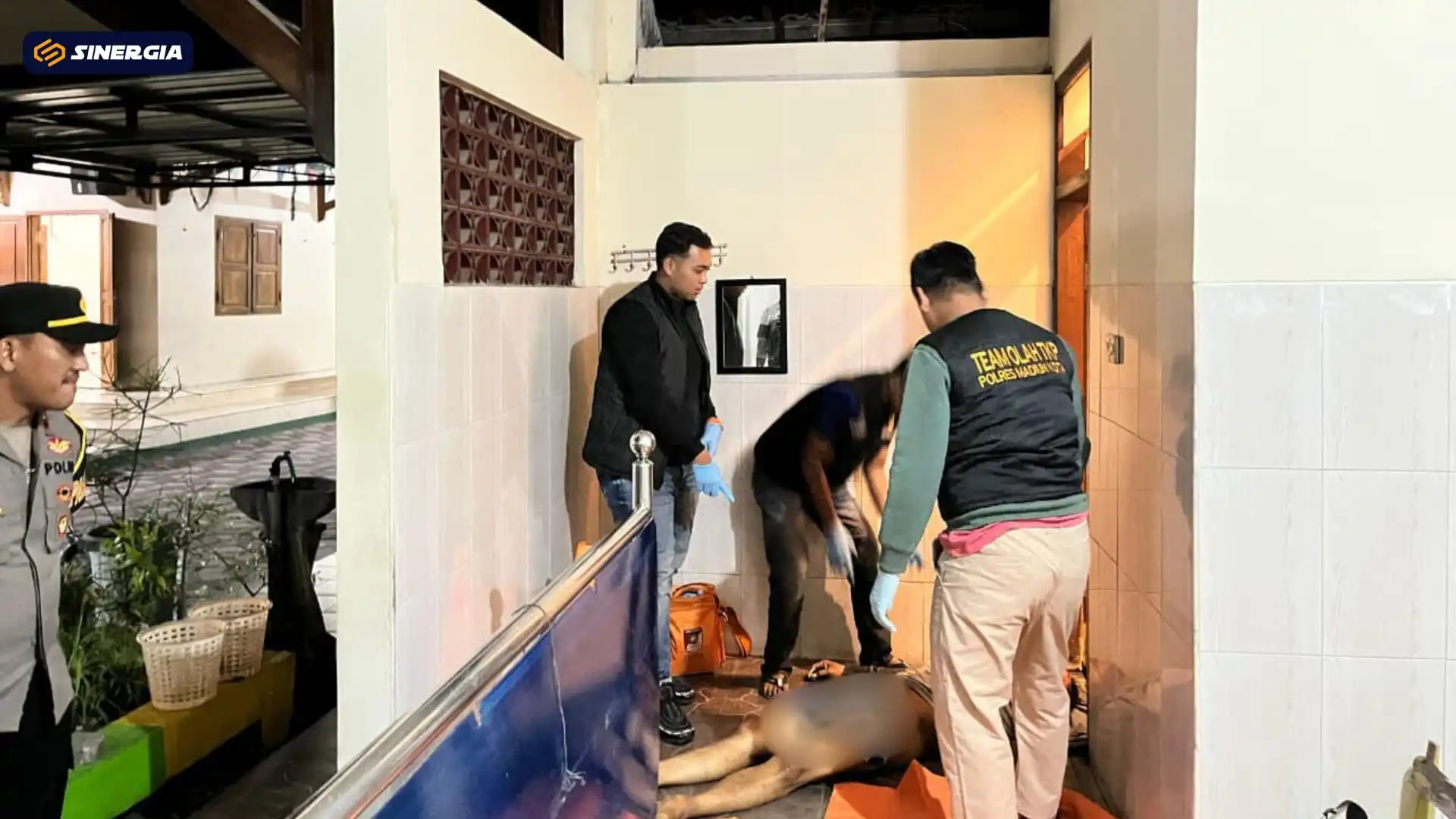 Seorang Pria Ditemukan Tewas di Kamar Mandi Masjid Kuno Taman Kota Madiun