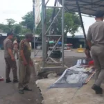 Satpol PP Lakukan Penertiban Spanduk Liar, Dipasang Secara Tidak Beraturan