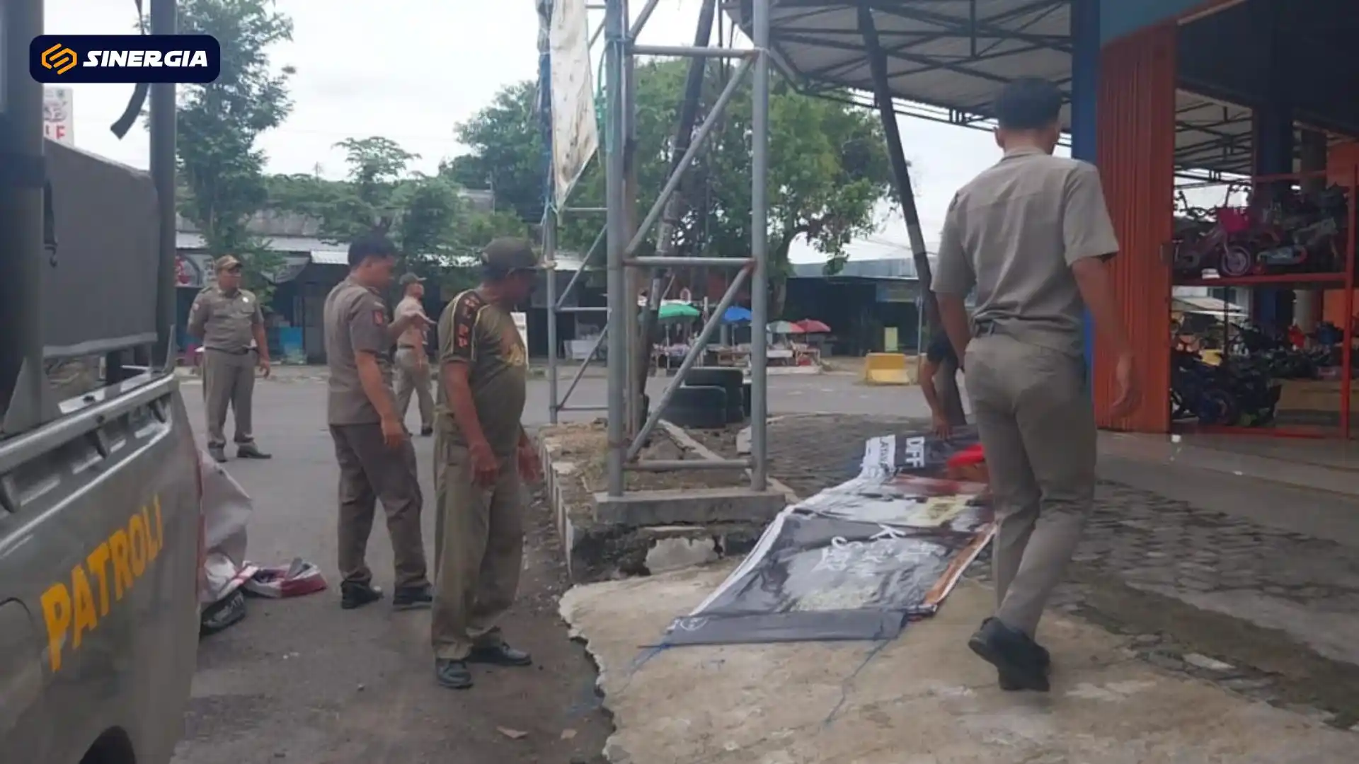 Satpol PP Lakukan Penertiban Spanduk Liar, Dipasang Secara Tidak Beraturan