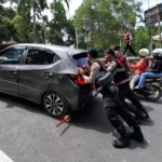 Banyak Kendaraan Tak Kuat di Tanjakan Sarangan, Tim Drogba Polres Magetan Sigap Lakukan Penyelamatan