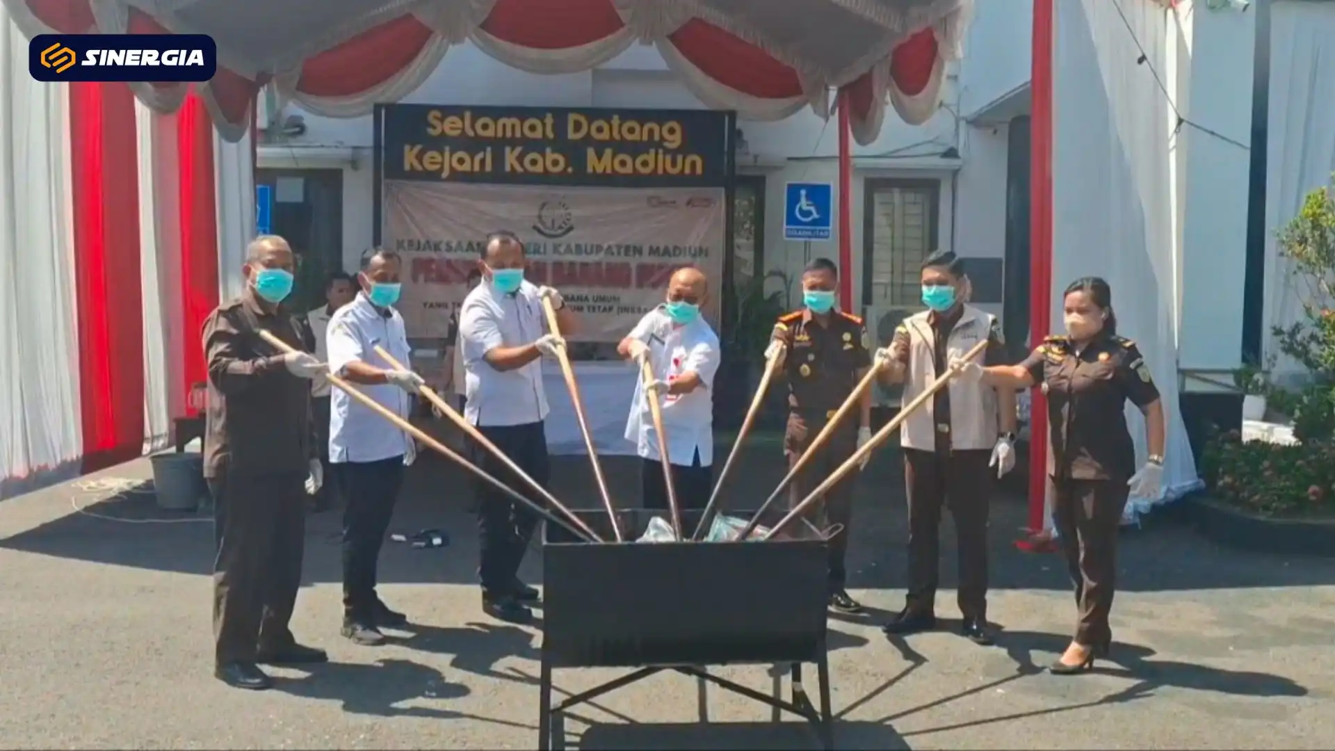 Kejari Kabupaten Madiun Musnahkan Puluhan Barang Bukti dari 17 Perkara Pidana