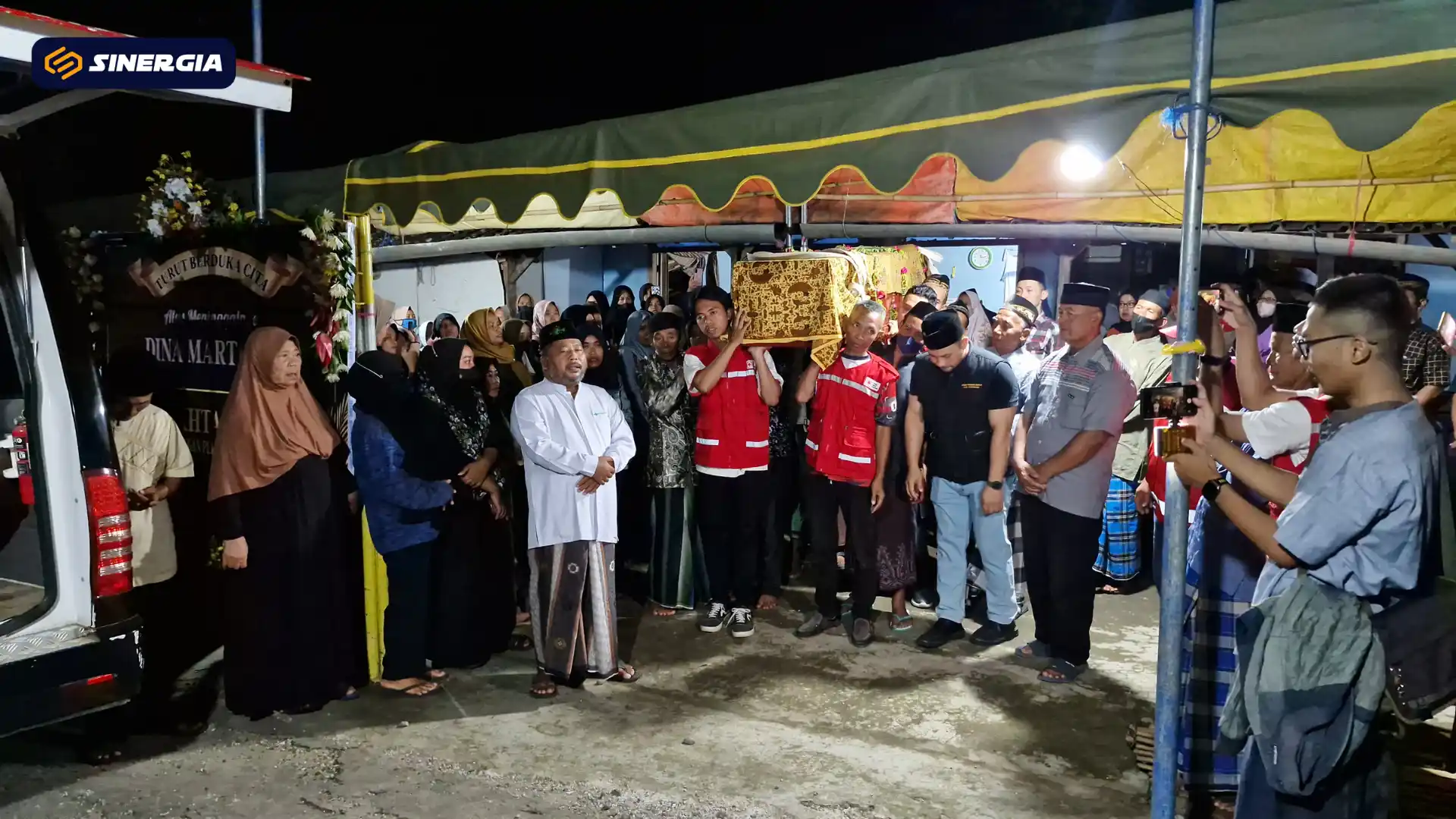 Isak Tangis Sambut Jenazah PMI Asal Ponorogo Korban Kebakaran Apartemen Hongkong di Rumah Duka