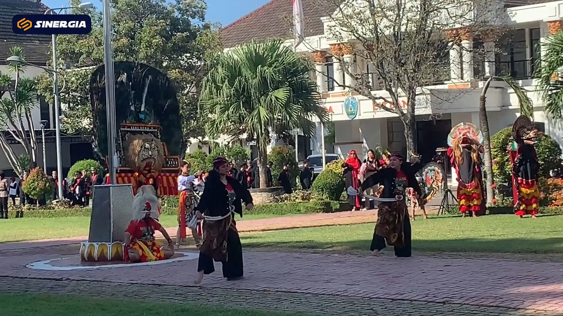 Reog dan Jaran Thek Perempuan Semarakan Hari Ibu di Ponorogo
