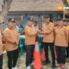 Aspirasi Bahana Bersahaja, Bupati Madiun Menyerahkan Traffic Cone Untuk Warga Desa Karangrejo
