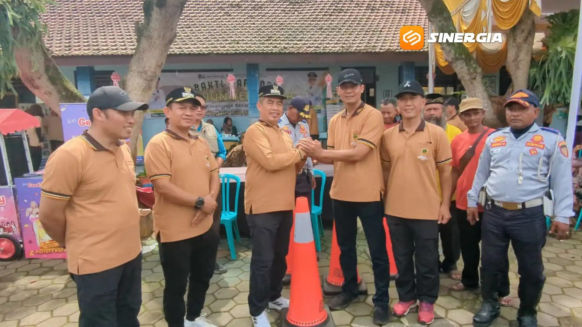 Aspirasi Bahana Bersahaja, Bupati Madiun Menyerahkan Traffic Cone Untuk Warga Desa Karangrejo